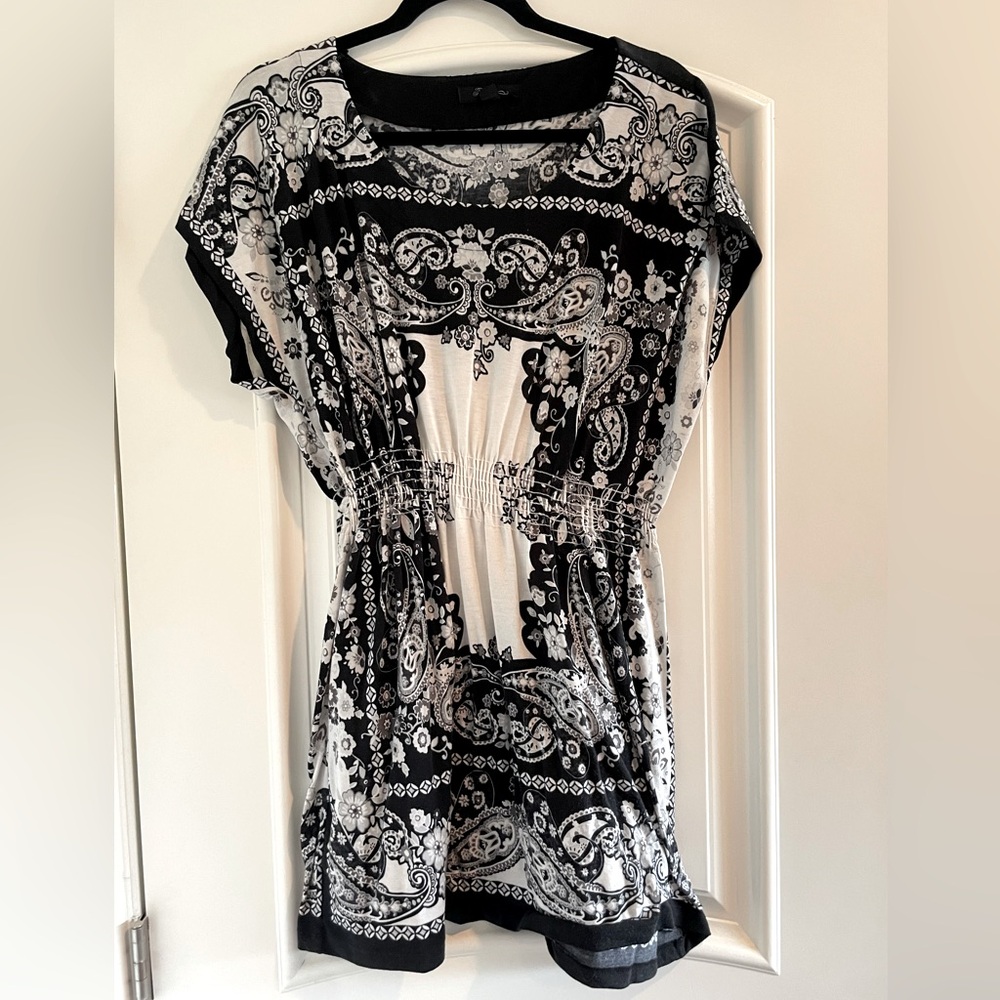 Super cute Flattering long tunic top Black & White Design large 🤍🖤